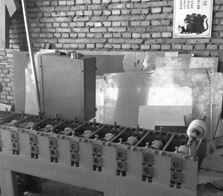 普通廠(chǎng)家規(guī)模小，作坊式生產(chǎn)